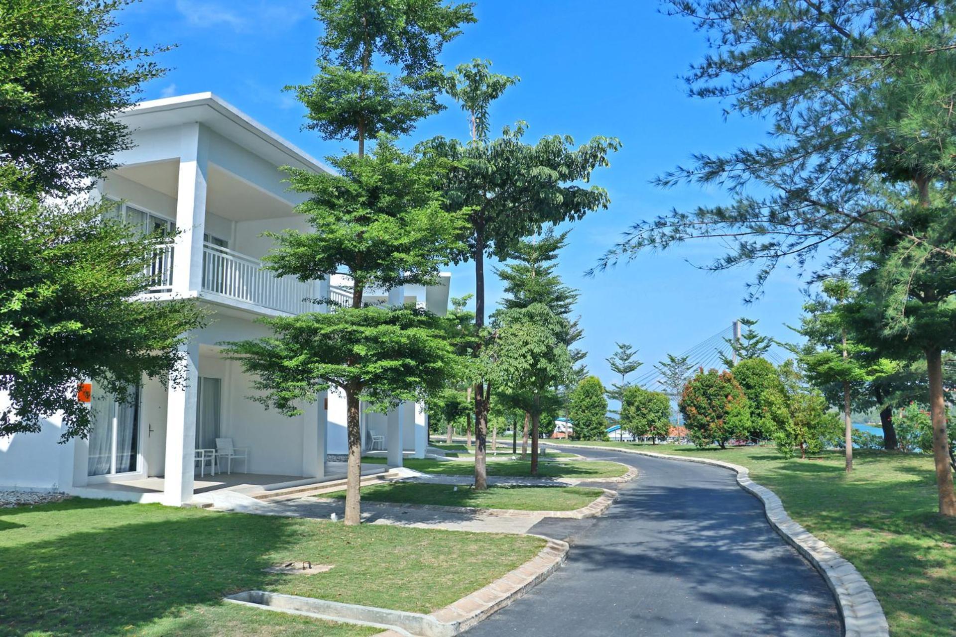 Harris Resort Barelang Batam Sagulung Exterior photo